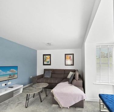 Amaya Seven - Luxury 3 bedroom detached house with garden & driveway - Sleeps 7 - Bottesford, Leicestershire