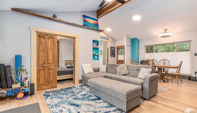 AMAZING 1 Acre Lakefront 3b/2b Apt w/Access to 4 Lakes, peaceful, boats galore!