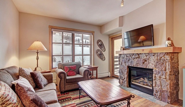 Amazing 1 Bedroom Condo Right in Center Village! 3 Outdoor Hot Tubs PP301