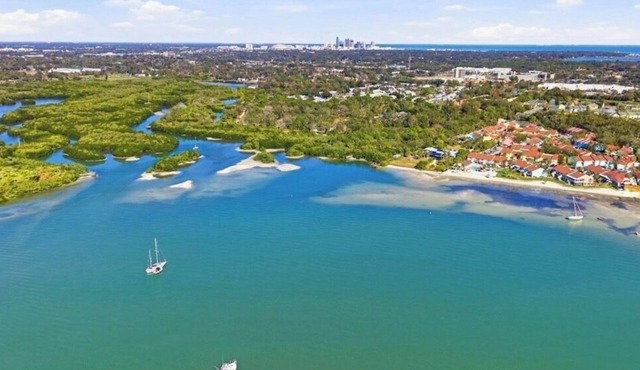 Amazing 1 BR 2nd floor, top floor Private Beach in unit Washer/Dryer + Balcony