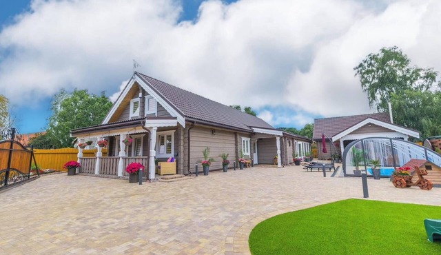 Amazing 14 berth villa with private pool at Pentney Lakes in Norfolk ref 34079A