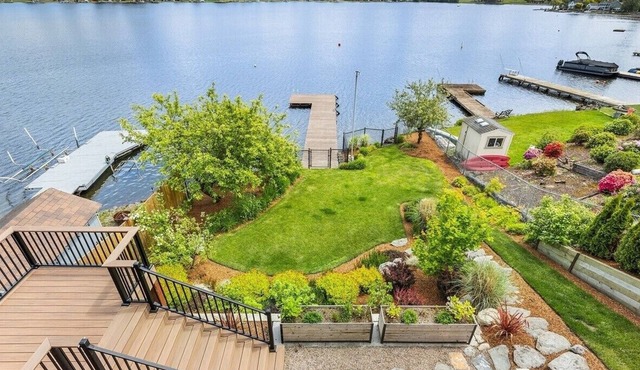 Amazing 2-BD waterfront in Kent/Seattle. Dock, BBQ, Paddle boards, Game room!