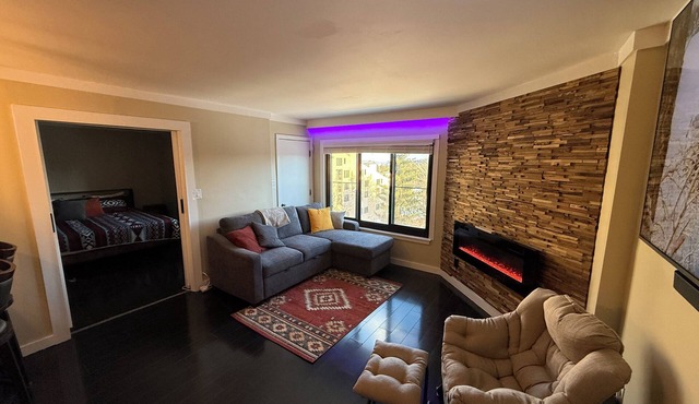 Amazing 2 Bed/2 Bath Ski-In & Ski-Out with Night Skiing. Sleeps 8 comfortably