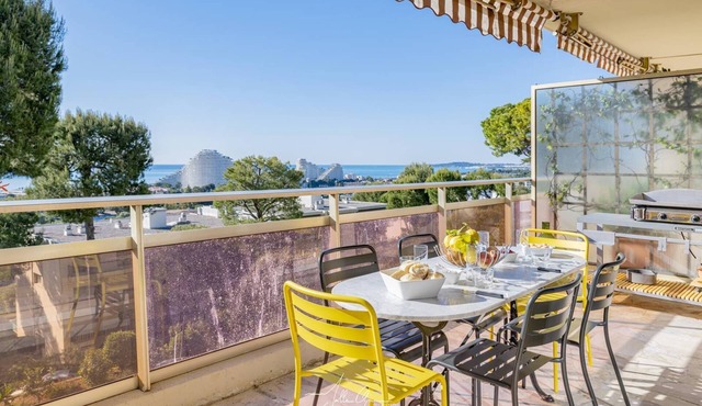 Amazing 2 bedrooms with terrace sea view aircon 2 parking wifi pool tennis plancha