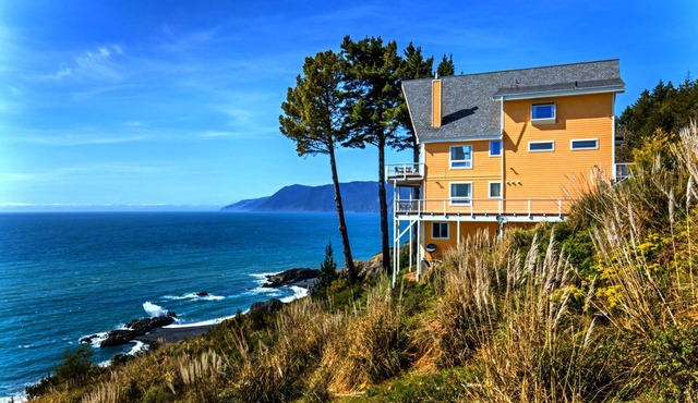 Amazing 2 bedroom by OceanviewHotTubs Tesla charging Shelter Cove Oceanfrontn