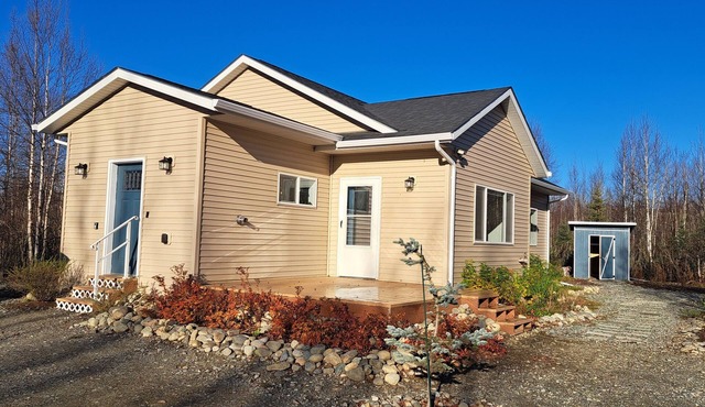 Amazing 2-bedroom house with extra parking and outdoor firepit in Big Lake