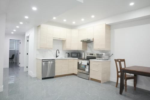 Amazing 2-Bedrooms Walkout Suite Near Calgary University