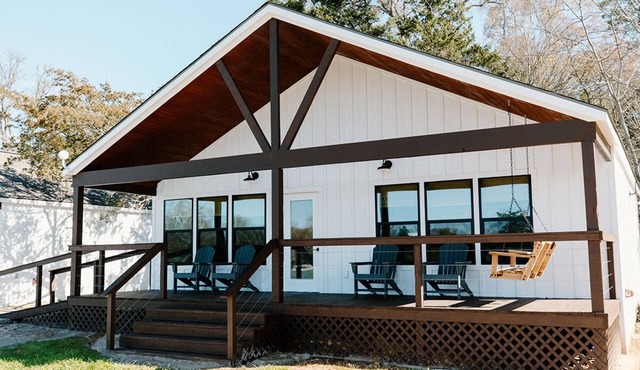 Amazing 2 BR Near Round Top Sleeps 6