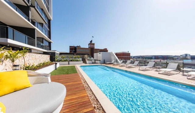 Amazing 2BR delicate Apt, 1min to train station