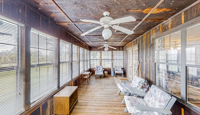 Amazing 2nd-floor home with screened porch, cornhole, grill, central AC, kitchen