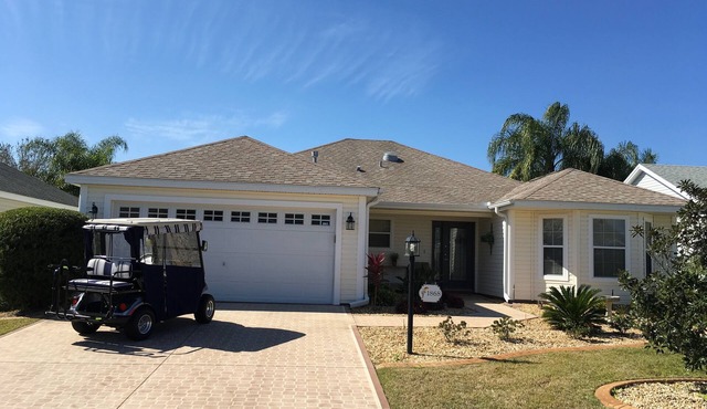 Amazing 3 bdrm w/Golf Cart & BBQ Close to Lake Sumter Landing Market Square!