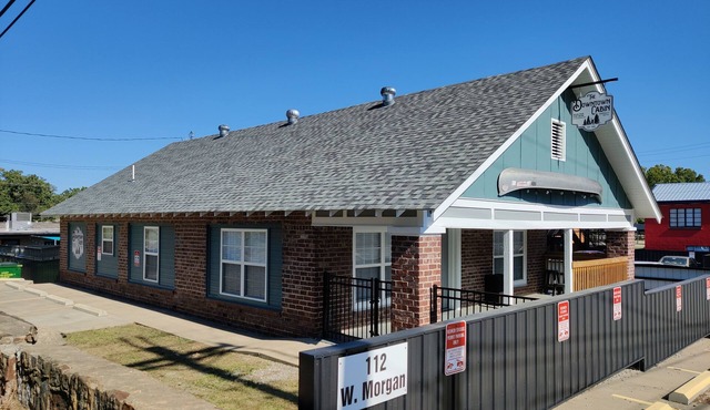 Amazing 3 Bed 2 Bath Downtown Cabin! Huge Fenced Patio, Walkable, Wifi + n