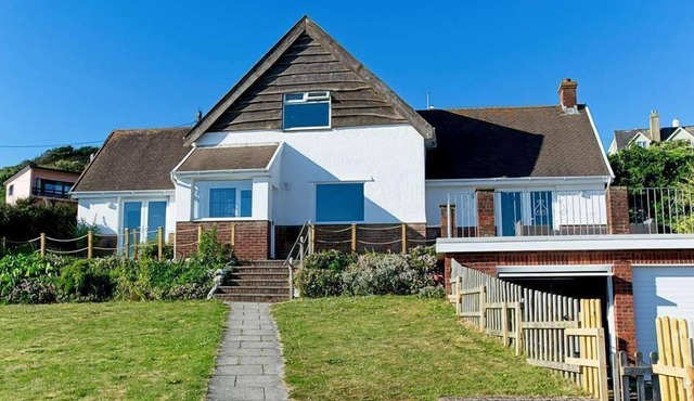 Amazing 3 bed cottage on Esplanade close to village and opposite main beach with fab views and garde