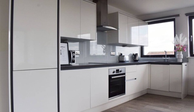 Amazing 3 bedroom with balcony in Romford