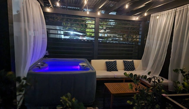 Amazing 3-bedroom, 3 bathrooms house sleeps 11, with Jacuzzi vibrant Miami