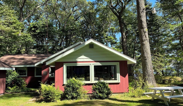 Amazing 3-bedroom cabin in charming Montague