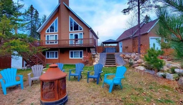 Amazing 3-bedroom entire Chalet-Sauna+lakeview+Spa+BBQ(Best place to relax)