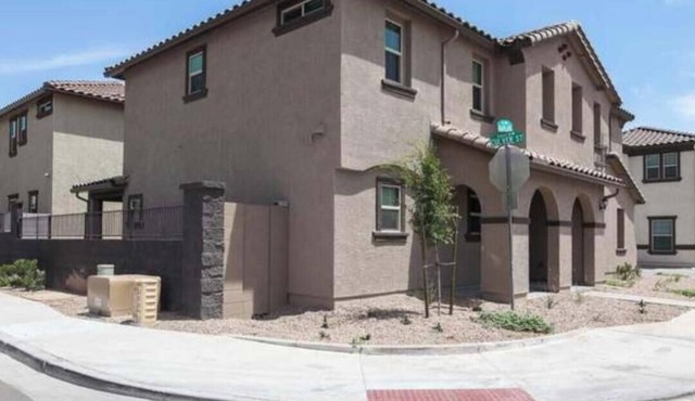 Amazing 3-bedroom house with two community pools in beautiful Goodyear!