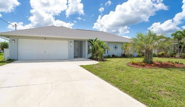 Amazing 3-bedroom heated pool house near beaches and golf courses!