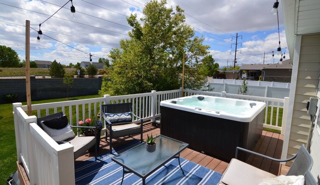 Amazing 3 Bedrooms/2 Bathrooms home with PRIVATE HOT TUB!