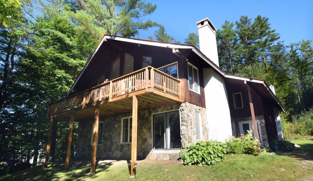 Amazing 3-Level Chalet; 2 Kitchens, 2 Decks, HOT TUB, 5 Ski Mountains, Pets OK