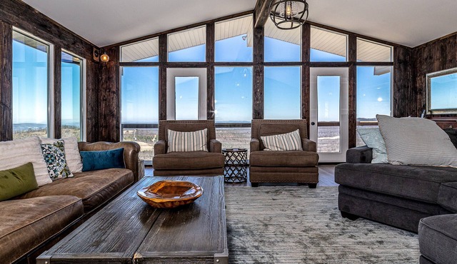 Amazing 360 mountain top views, walk to the winery, near Blue Ridge Parkway
