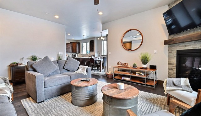 Amazing 3BR w/New Furnishings & Hot Tub|Mins. away from Deer Valley/Park City!