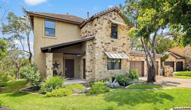 Amazing 4 bdrm Home in Hollows-Stunning Lake Views