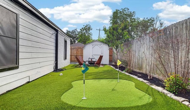 Amazing 4-bedroom, 3-bathroom house with tons of amenities in Sugar Land.