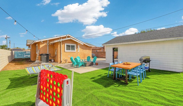 Amazing 4-bedroom house in peaceful Midway City w/fire pit lounge, backyard