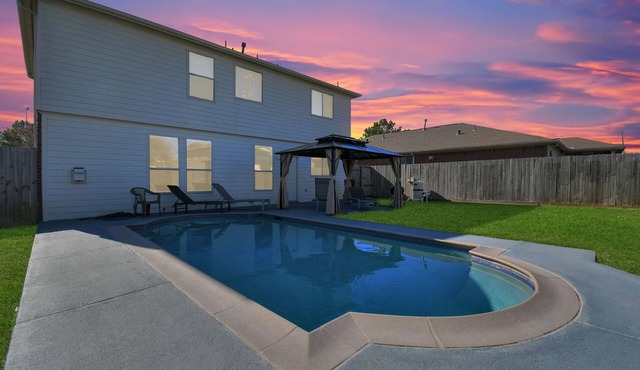 Amazing 4-BR Oasis With Pool & Backyard Bliss
