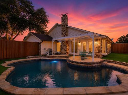 Amazing 4Br 2Ba Single-story Home with Pool