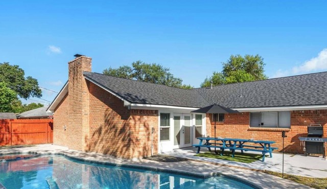 Amazing 4BR 2Bath Home with Pool & Game-Movie Room