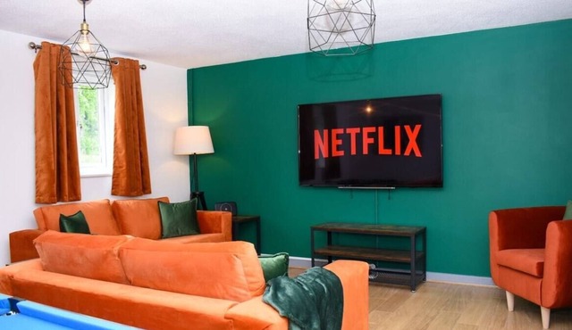 Amazing 4BR Near Hospital, Free Parking, Sleeps 10