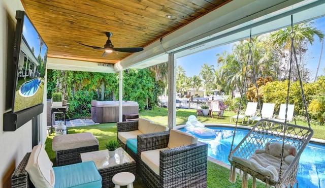 Amazing 5 bed house w pool, jacuzzi and your own boat