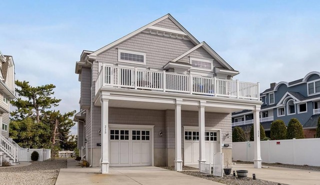 Amazing 5 bedroom AV beach house walkable to beach/bay/all restaurants/shops
