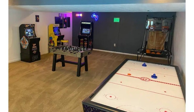 Amazing 5 bedroom home with arcade and pool