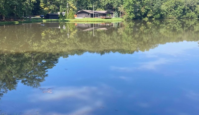 Amazing 5 br 4 bath private lake house, with a guest house, 20 min from Atlanta