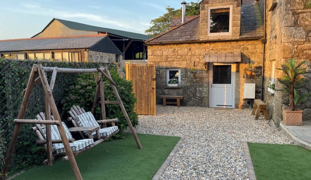 “Amazing!“ 5* pet-friendly cottage, Luxury hot tub. Sleeps 8. Fantastic location