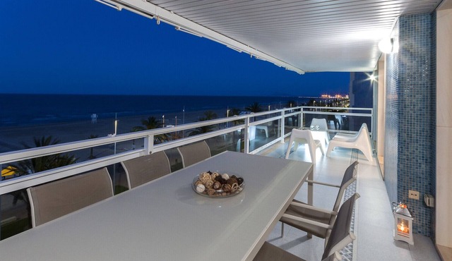 Amazing, 5 stars! Beautiful 27m2 terrace beachfront condo! WIFI 150MBS - ONLY FAMILIES