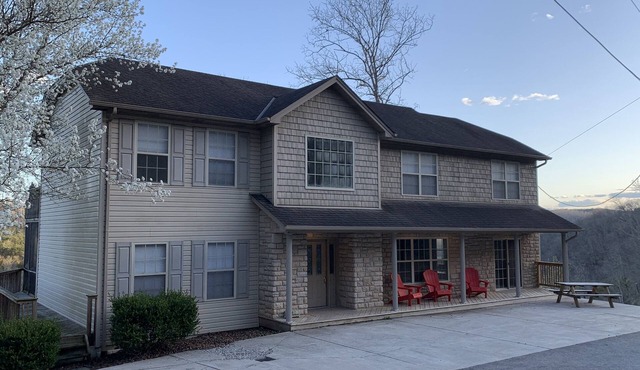 Amazing 5BR House with Lake & Mountain Views in Gated Resort