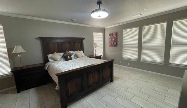 Amazing 6-bedroom house with AC in San Antonio