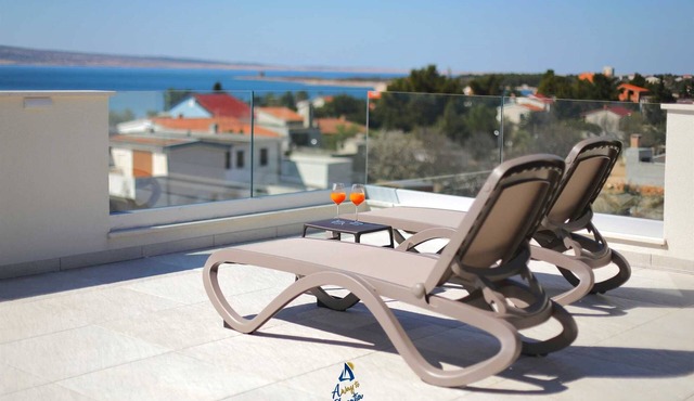 Amazing 6-BR villa with pool close to the beach