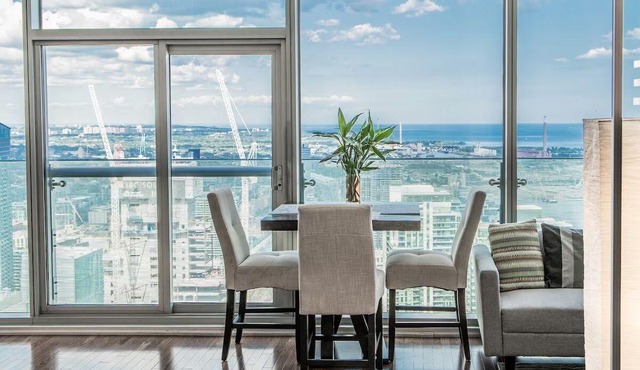 Amazing 65th floor downtown condo! +Free parking.