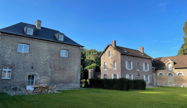 Amazing 8-bedroom farmhouse in Neuilly-l'Hôpital perfect for groups