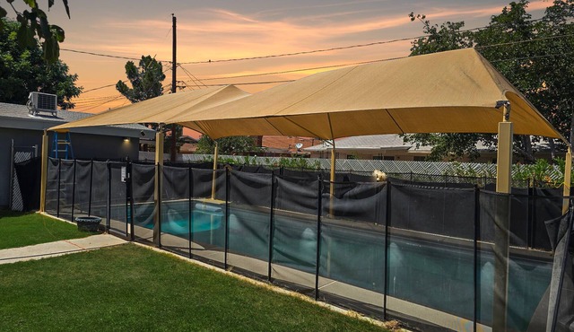 Amazing and inviting hm with 6brm, 4bath, 2kitchens, private pool in quiet area