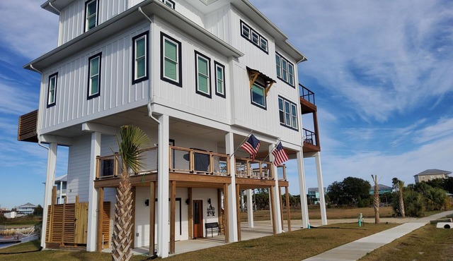 Amazing Angels Envy house, the beach is just steps away and the best water view
