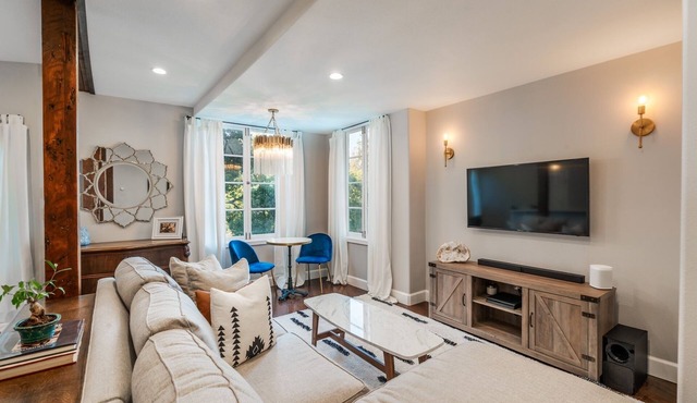 Amazing Apartment attached to historic home in Pasadena!