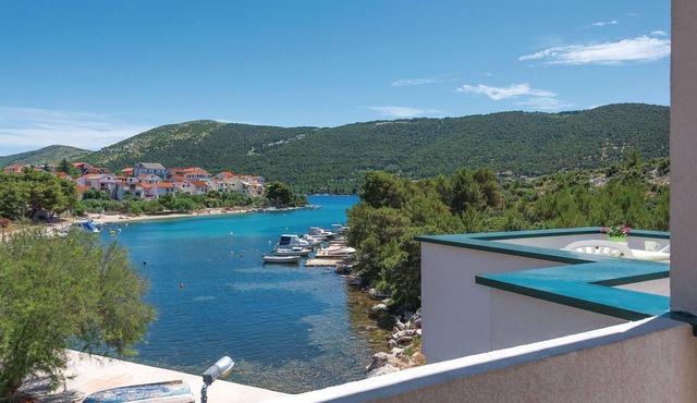 Amazing apartment in Grebastica