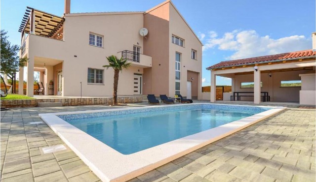 Amazing Apartment In Kasic With Wifi